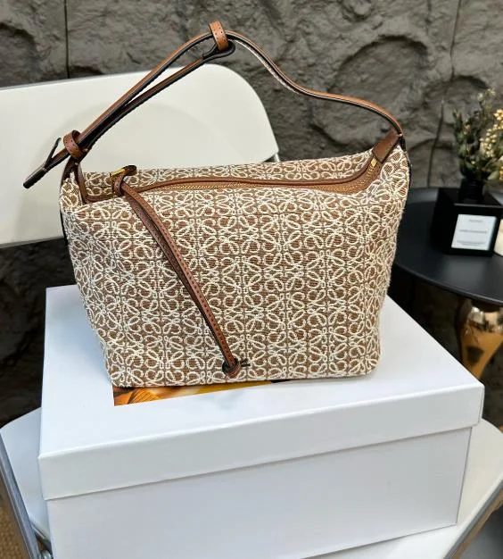 Loewe's recently purchased cute jacquard fabric from Anagram Cubi underarm bag shoulder bag  handbag